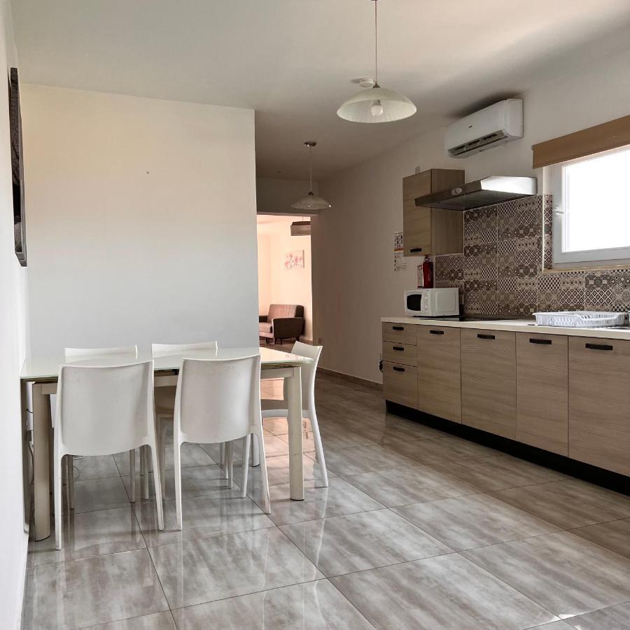 F4 Room 2, Private Room Two Single Beds Shared Bathroom Msida Εξωτερικό φωτογραφία